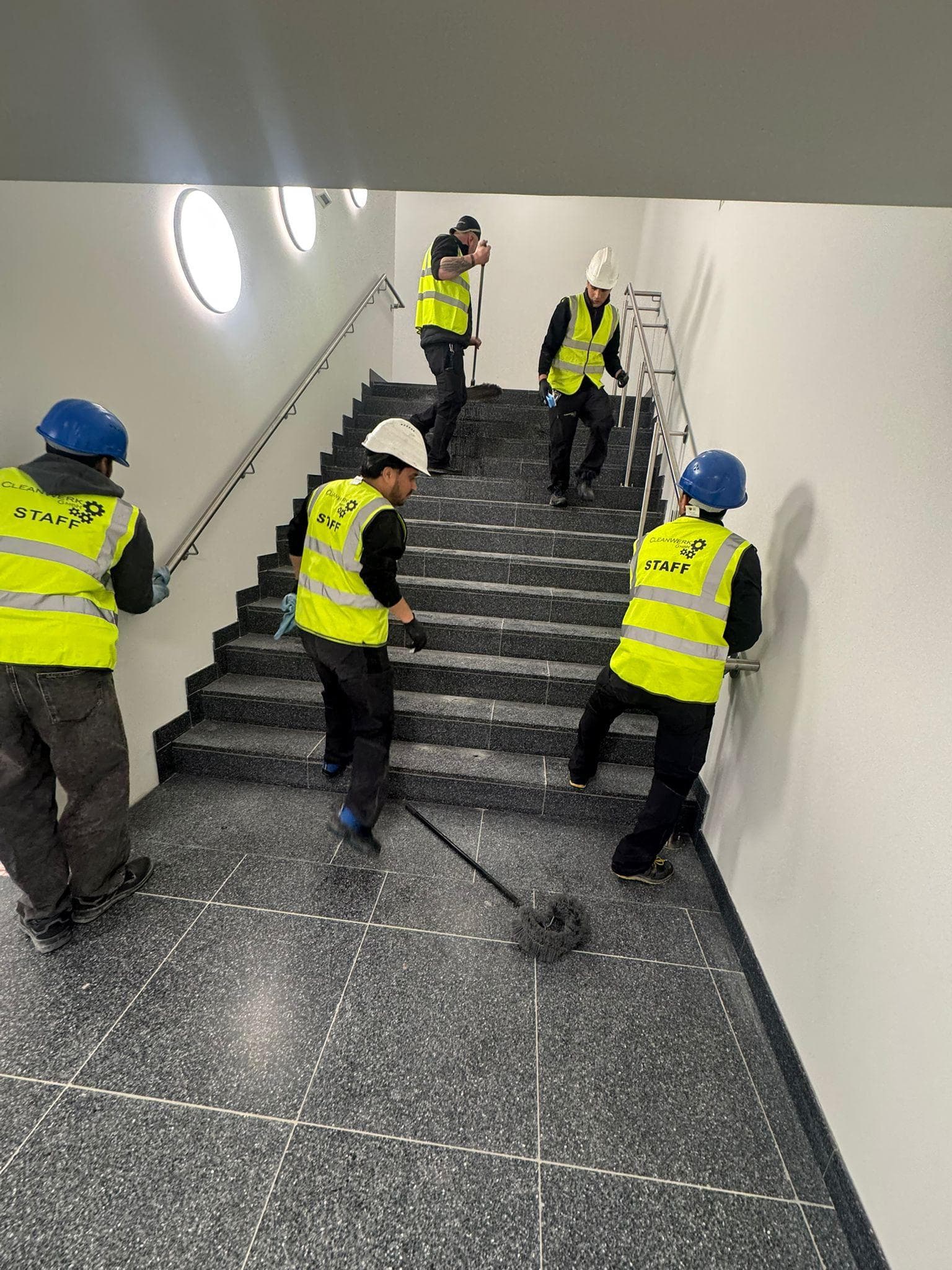 Cleanwerk-Team bei der abschließenden Baureinigung eines Treppenhauses