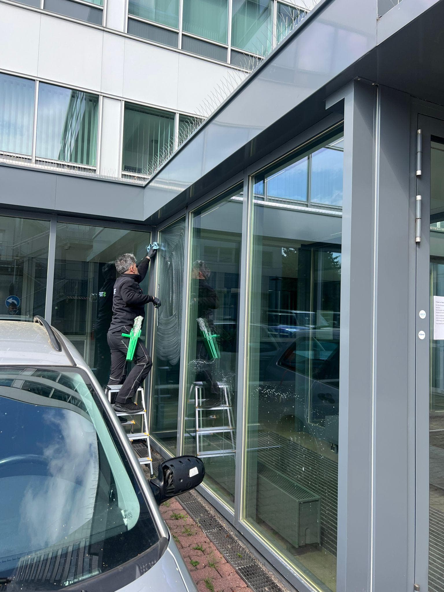 Außenreinigung einer modernen Glasfassade
