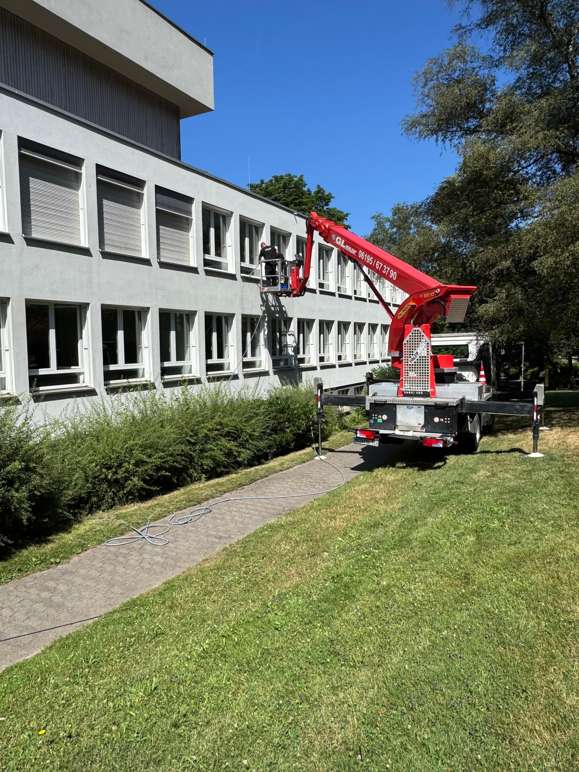 Fassadenreinigung von einem Hubsteiger