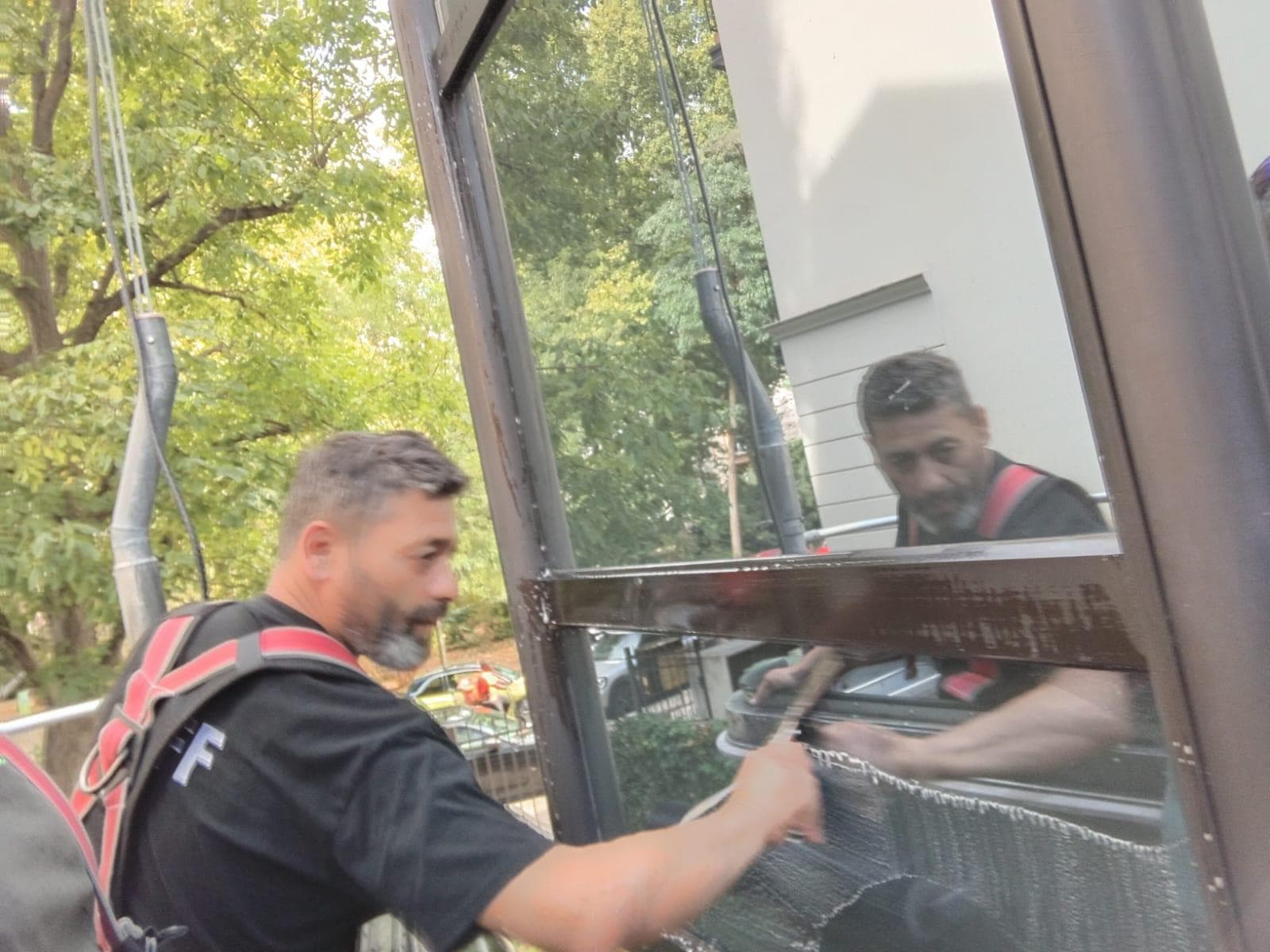 Glasreinigung per Seilzugang, Spiegelung in der Scheibe
