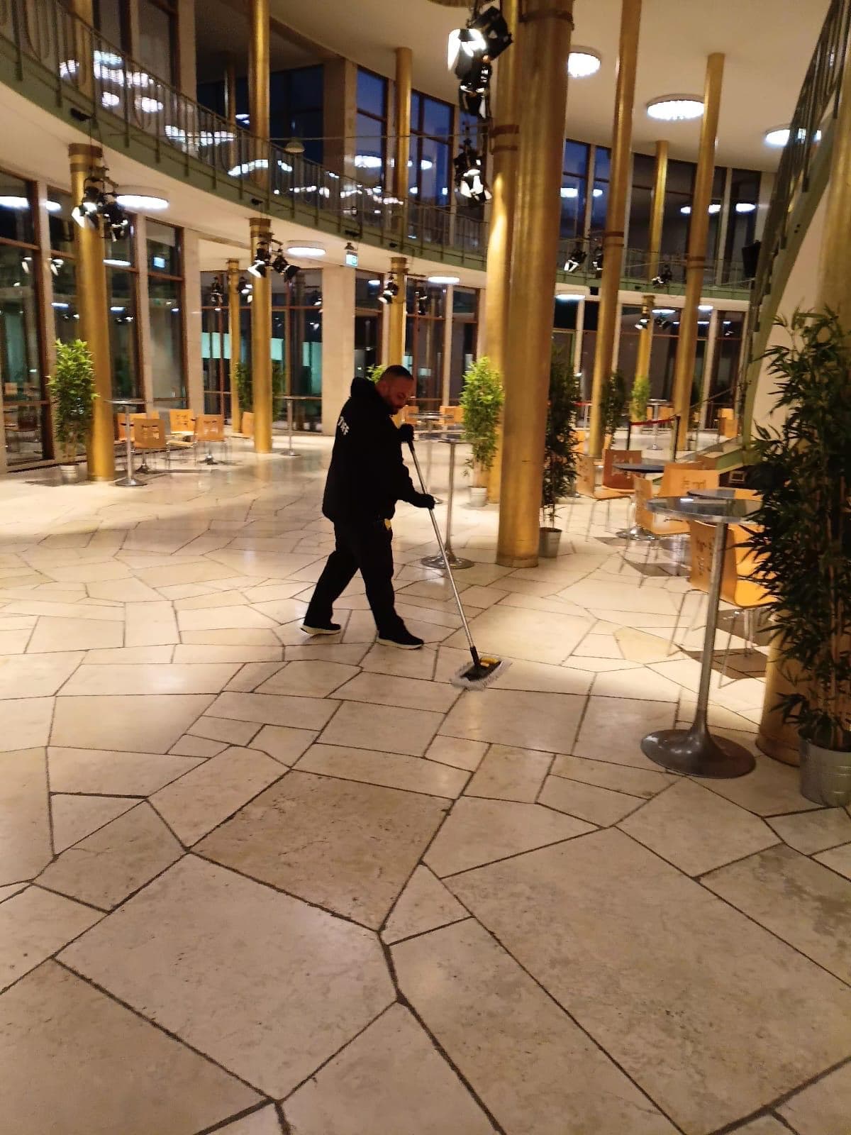 Bodenpflege in einer repräsentativen Eingangshalle mit Säulen